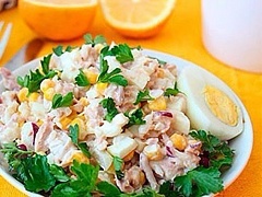 Легкий салат с тунцом и кукурузой